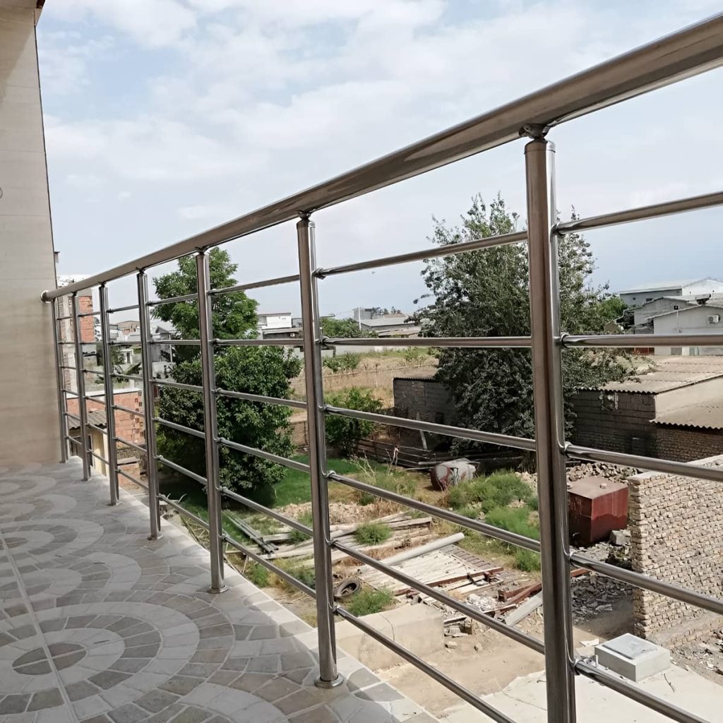 دست انداز چوبی راه پله