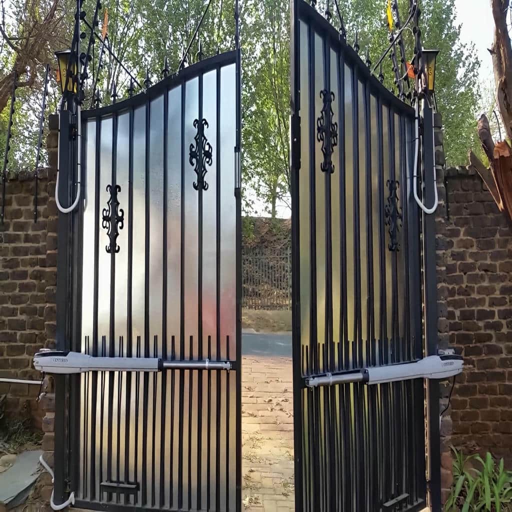 جک دو لنگه کنار درب پارکینگ