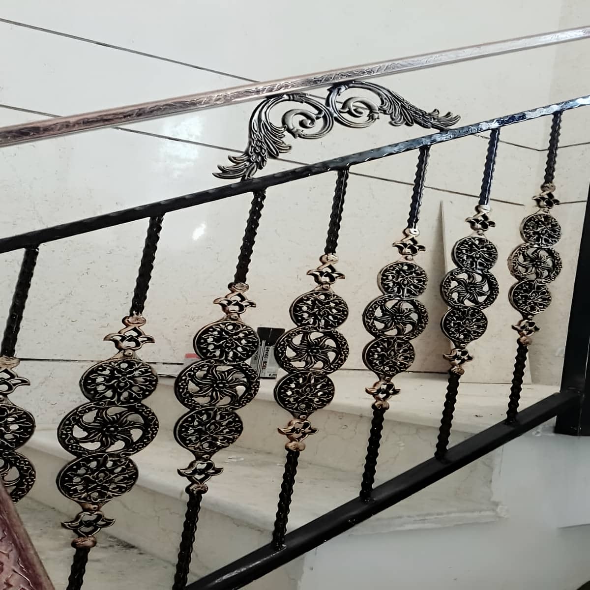 مرکز فروش مستقیم نرده فرفورژه راه پله مناسب فضای گرم و خشک