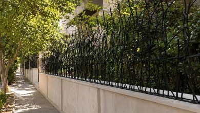 حفاظ روی دیوار حیاط فلزی